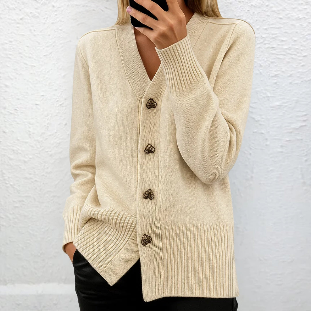 Lydia™ | Eleganter Pullover mit Herzknöpfen