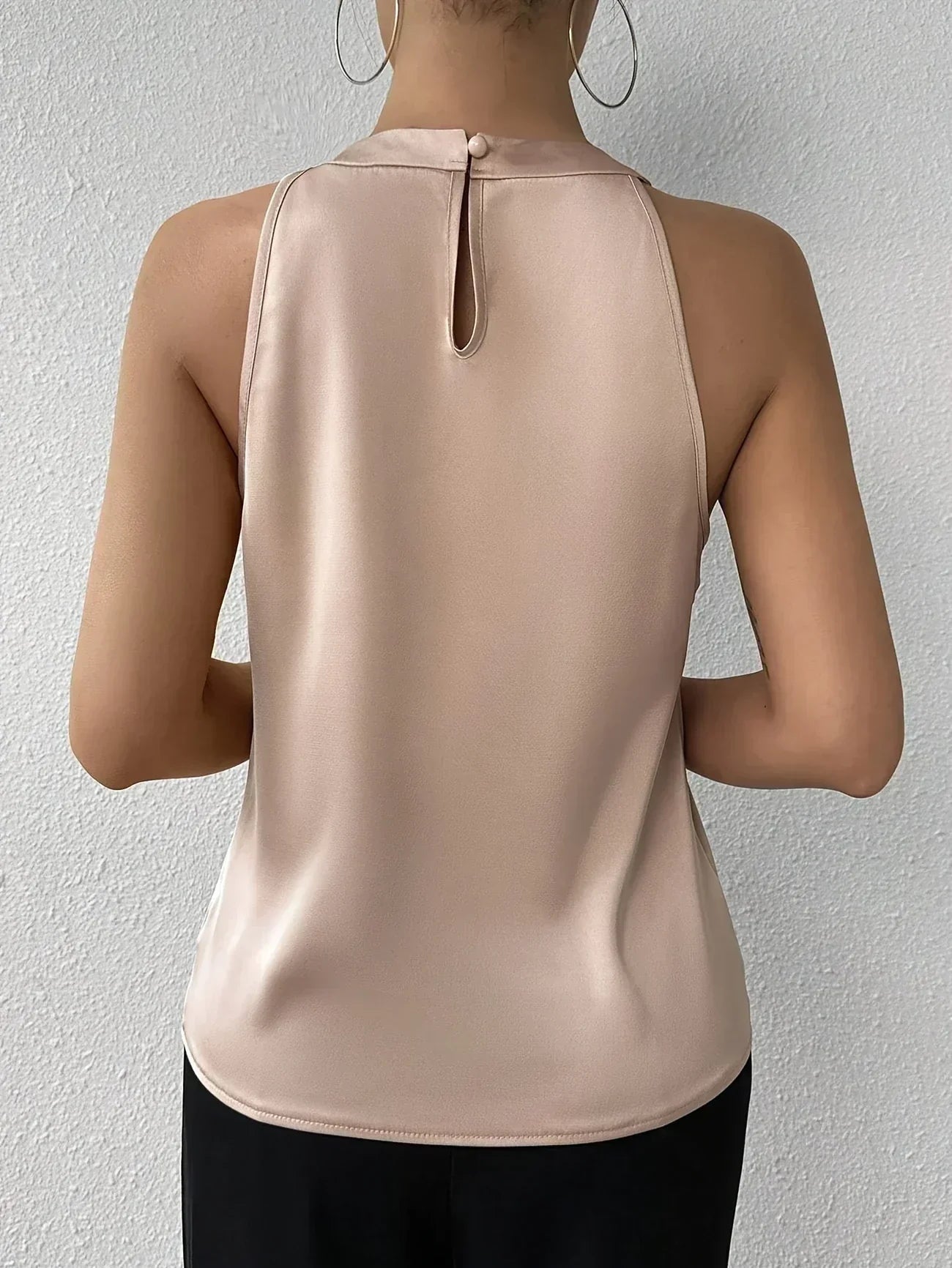 Miranda™ | Elegante blusa de satén con hombros al aire